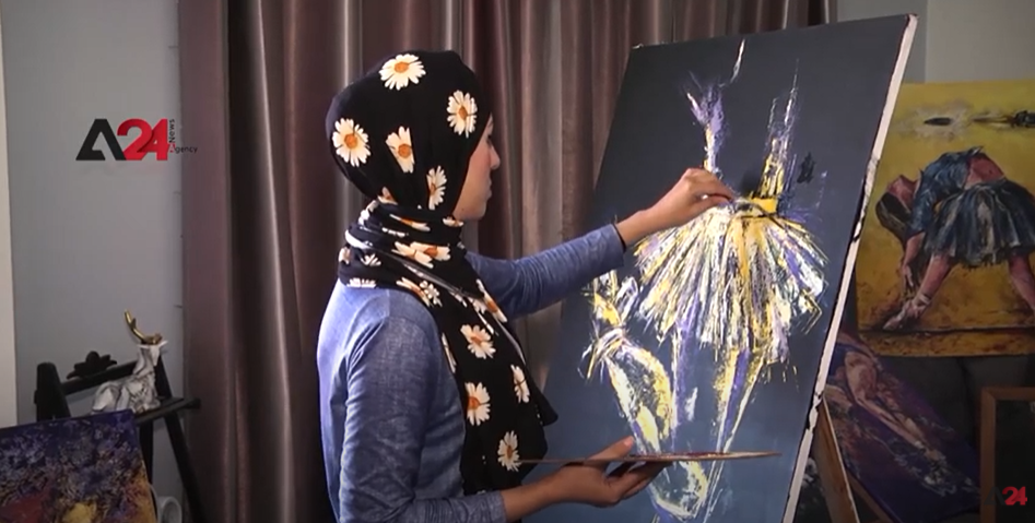 فلسطين فنانة تشكيلية تستلهم من رقص ابنتها الباليه لوحات تعبر عن معاناة المرأة