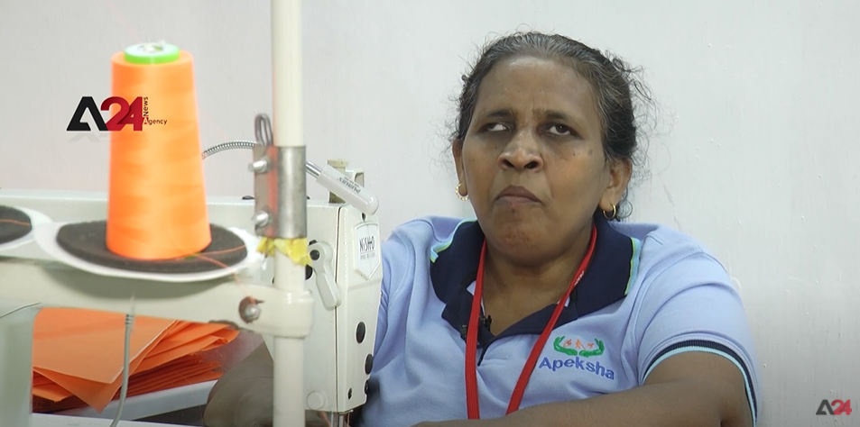 كفيفات يعملن بمصنع خياطة في سريلانكا